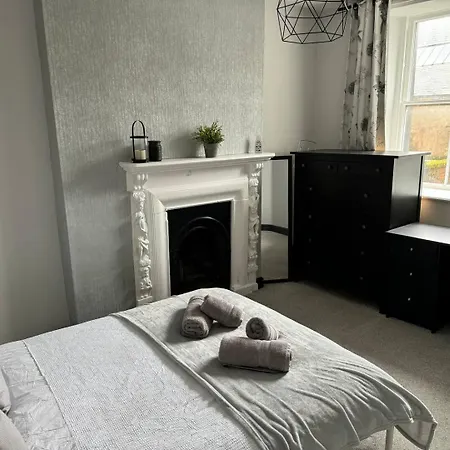 Lowther - 2 Bedrooms - Sleeps 4 *